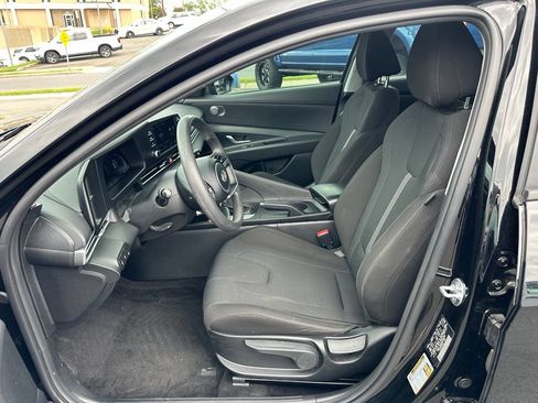 Used 2025 Hyundai Elantra SE FWD image 12