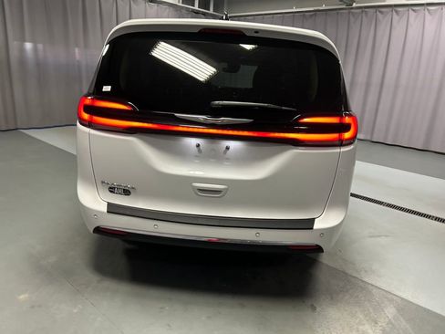 Used 2024 Chrysler Pacifica Touring-L image 6