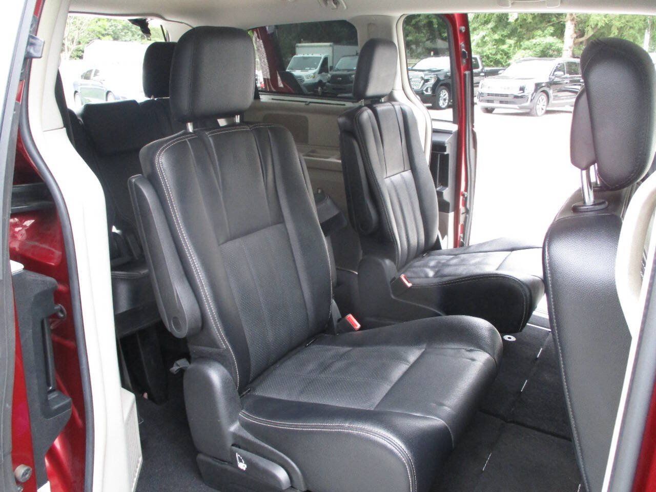 Used 2015 Chrysler Town & Country Touring-L w/ Driver Convenience Group FWD image 24