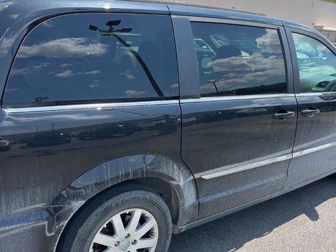 Used 2016 Chrysler Town & Country Touring FWD image 8