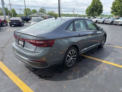 Used 2025 Volkswagen Jetta SE FWD image 4