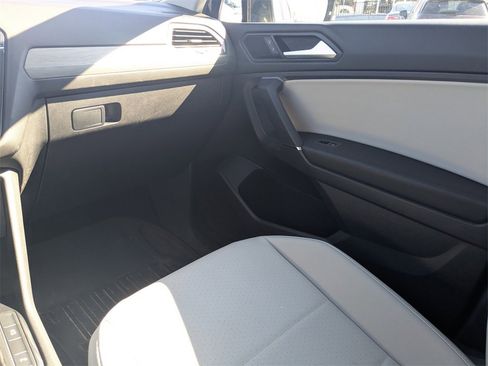 Used 2020 Volkswagen Tiguan SEL image 19