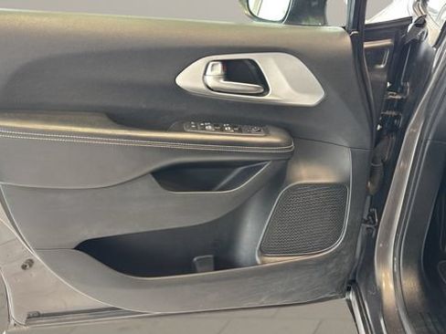 Used 2018 Chrysler Pacifica Touring-L Plus w/ Advanced Safetytec Group FWD image 10
