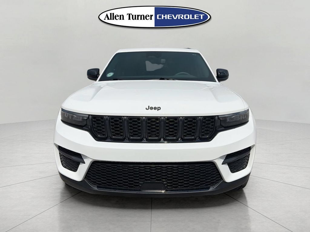 Used 2023 Jeep Grand Cherokee Altitude AWD/4WD image 2