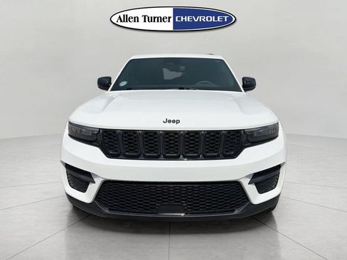 Used 2023 Jeep Grand Cherokee Altitude AWD/4WD image 2