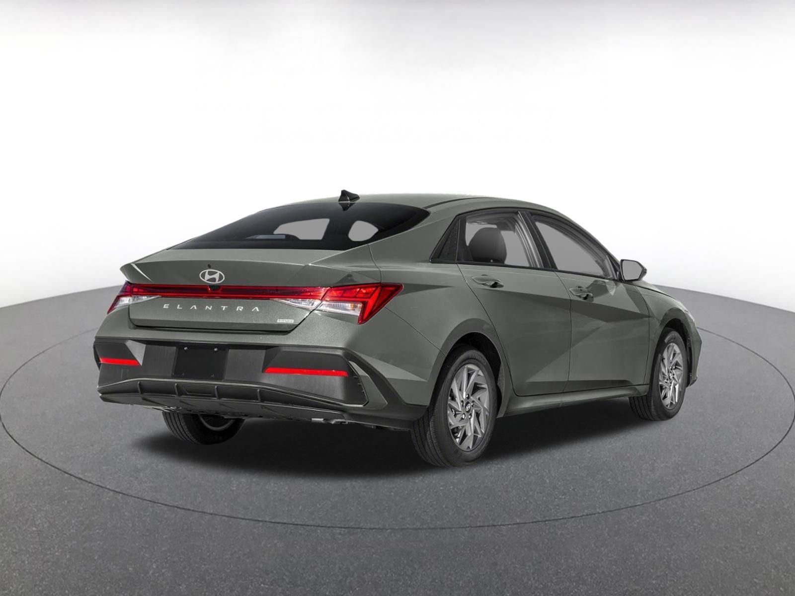 Used 2026 Hyundai Elantra Hybrid FWD image 2