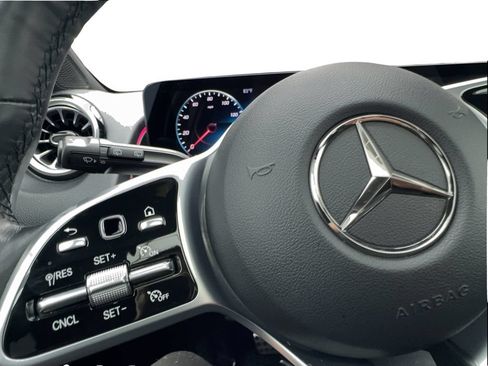 Used 2023 Mercedes-Benz GLB 250 image 39