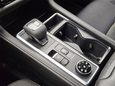 Used 2024 Nissan Pathfinder SV w/ SV Premium Package image 9