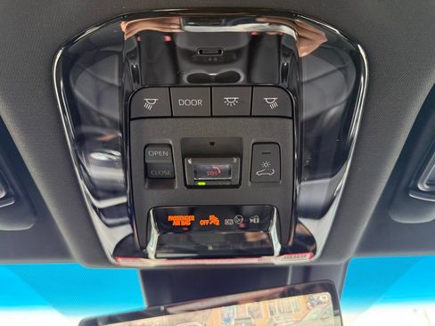 Used 2023 Toyota Venza Limited image 33