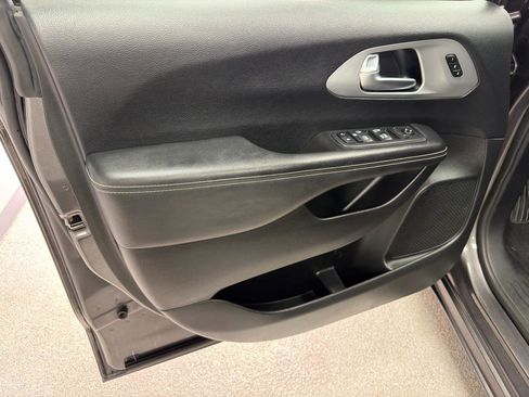 Used 2021 Chrysler Pacifica Touring-L w/ S Appearance Package FWD image 14