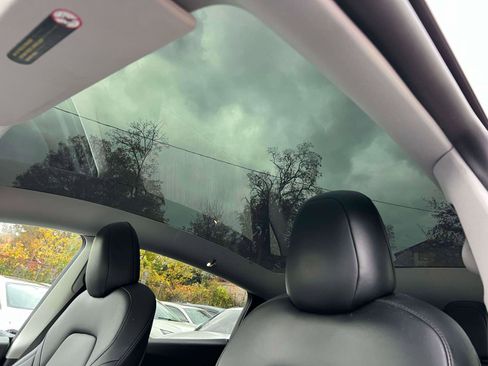 Used 2021 Tesla Model Y Long Range image 23