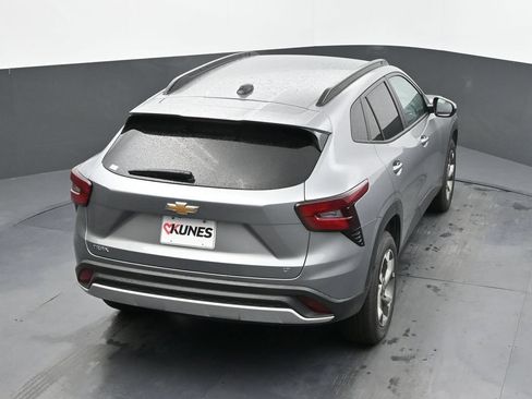 Used 2025 Chevrolet Trax LT FWD image 25