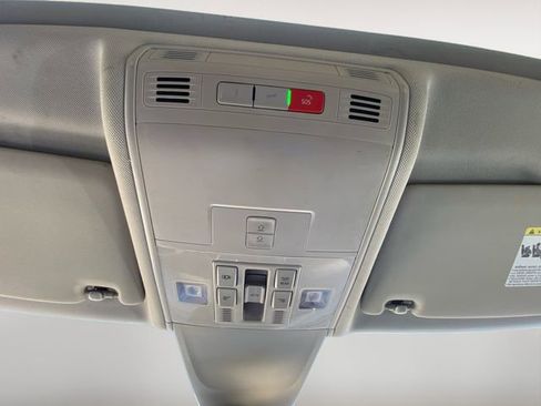 Used 2022 Volkswagen Tiguan SE image 30