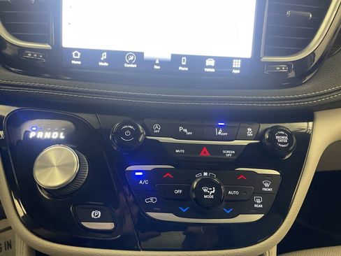 Used 2021 Chrysler Pacifica Limited AWD/4WD image 12