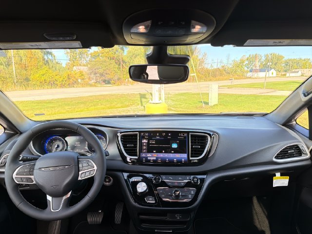 Used 2027 Chrysler Pacifica Select FWD image 17