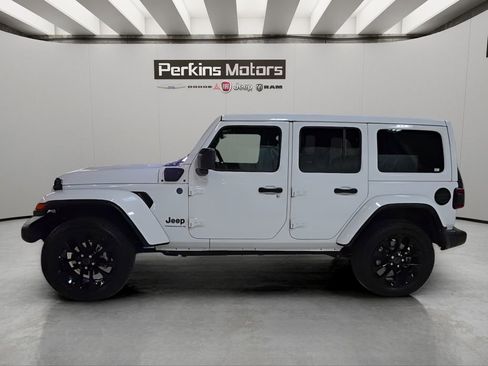 Used 2025 Jeep Wrangler Unlimited Sahara w/ Safety Group AWD/4WD image 2