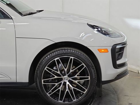 Certified 2025 Porsche Macan image 11