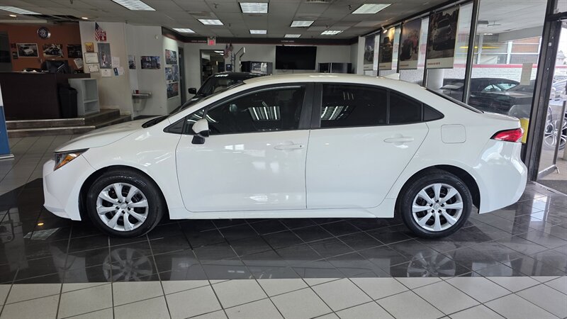 Used 2022 Toyota Corolla LE FWD image 2