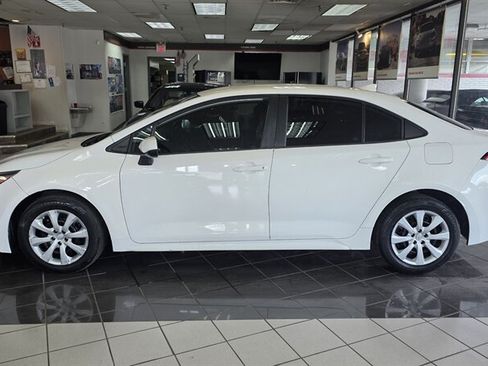 Used 2022 Toyota Corolla LE FWD image 2