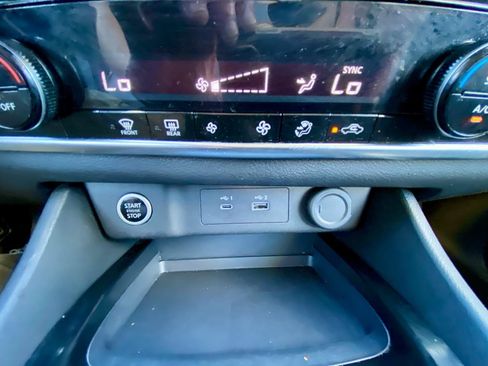 Used 2022 Nissan Rogue SV FWD image 27