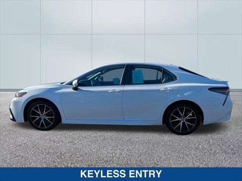 Used 2022 Toyota Camry SE image 2