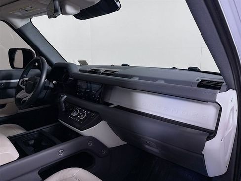 Used 2023 Land Rover Defender 110 SE image 31