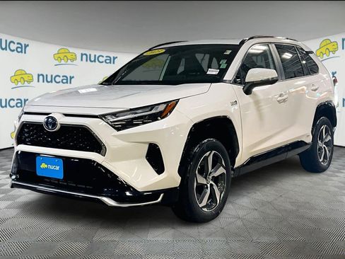 Used 2023 Toyota RAV4 SE image 3