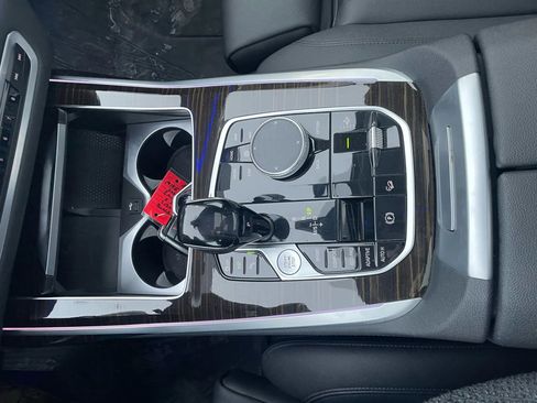 Used 2021 BMW X7 xDrive40i w/ Premium Package image 16