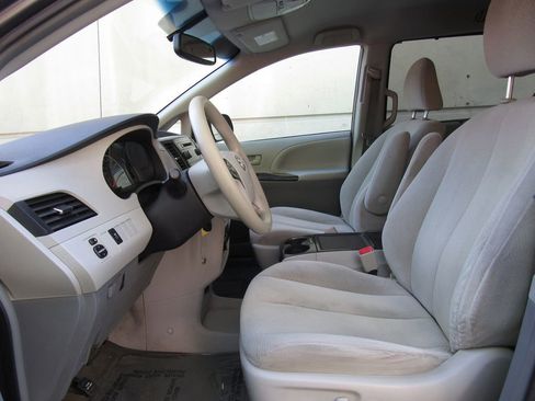 Used 2014 Toyota Sienna LE FWD image 11