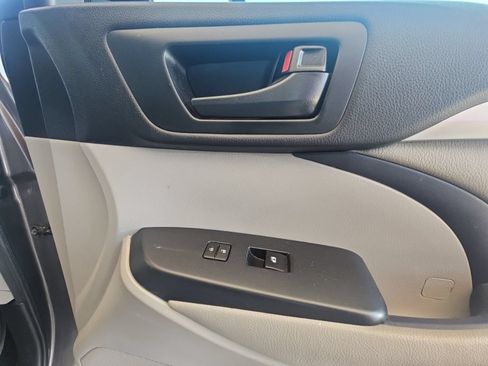 Used 2018 Toyota Highlander LE FWD image 20