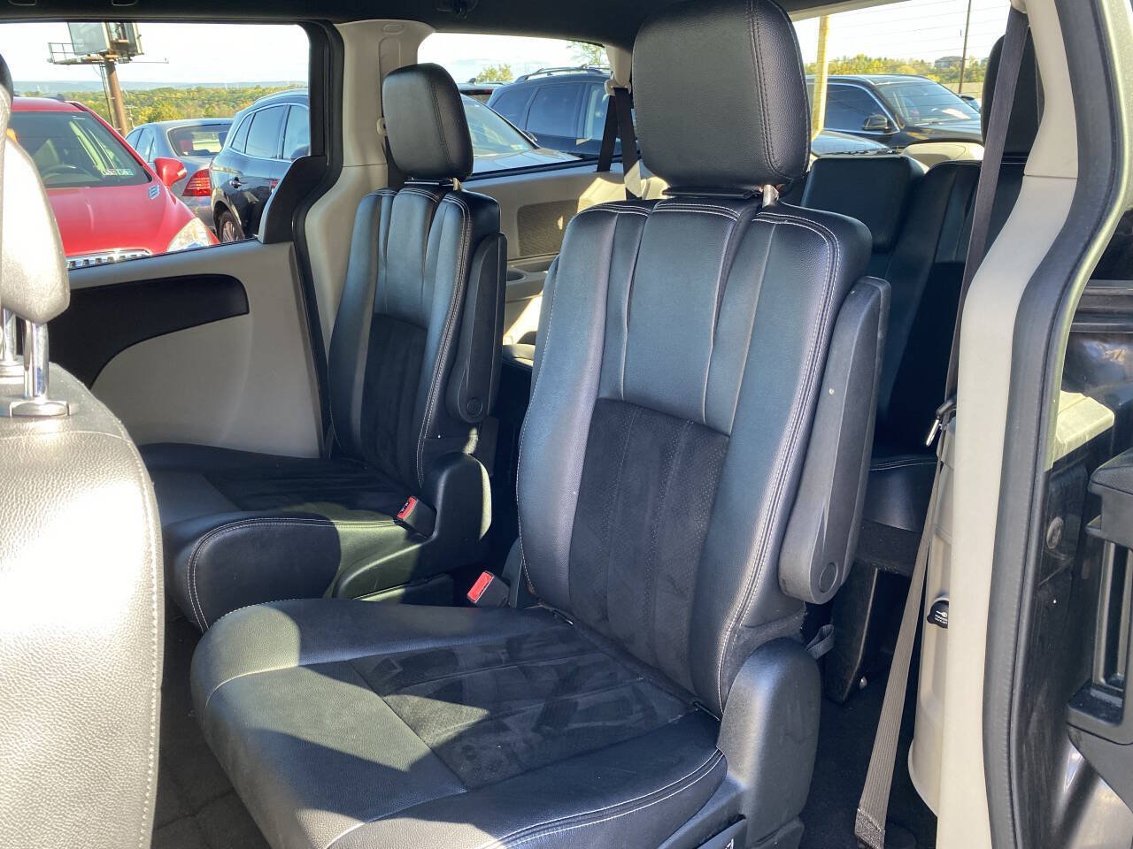 Used 2018 Dodge Grand Caravan SXT FWD image 17