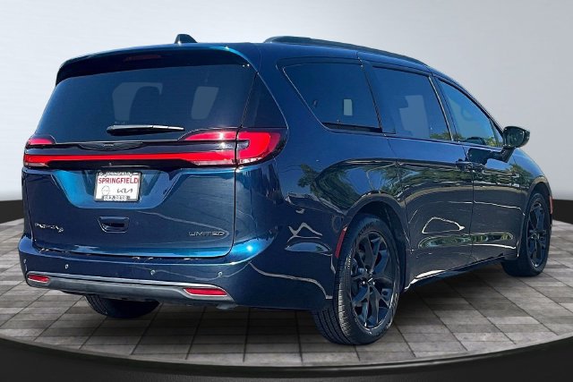 Used 2025 Chrysler Pacifica Limited FWD image 6