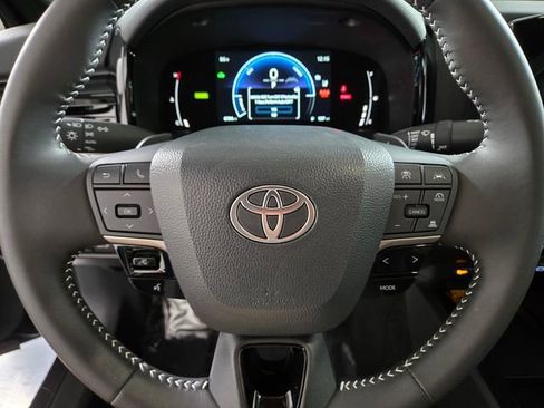 Used 2025 Toyota Camry SE image 30