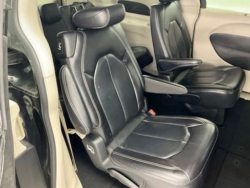 Used 2022 Chrysler Pacifica Touring-L FWD image 15