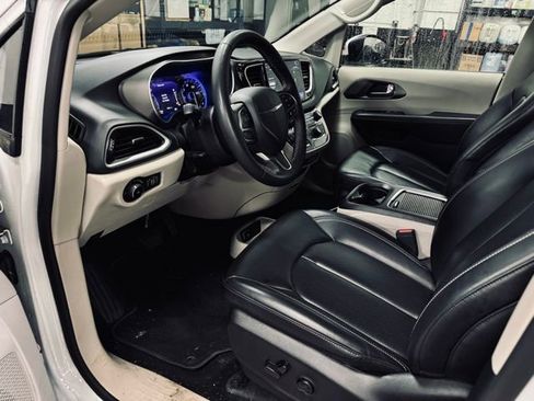 Certified 2023 Chrysler Pacifica Touring-L FWD image 19
