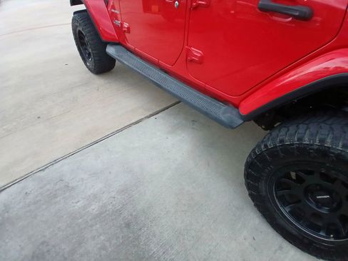 Used 2019 Jeep Wrangler Unlimited Sahara image 11