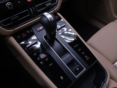 Used 2025 Porsche Macan image 11