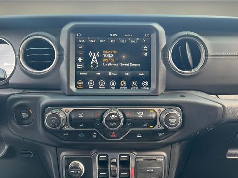 Used 2023 Jeep Wrangler Unlimited Sahara image 21