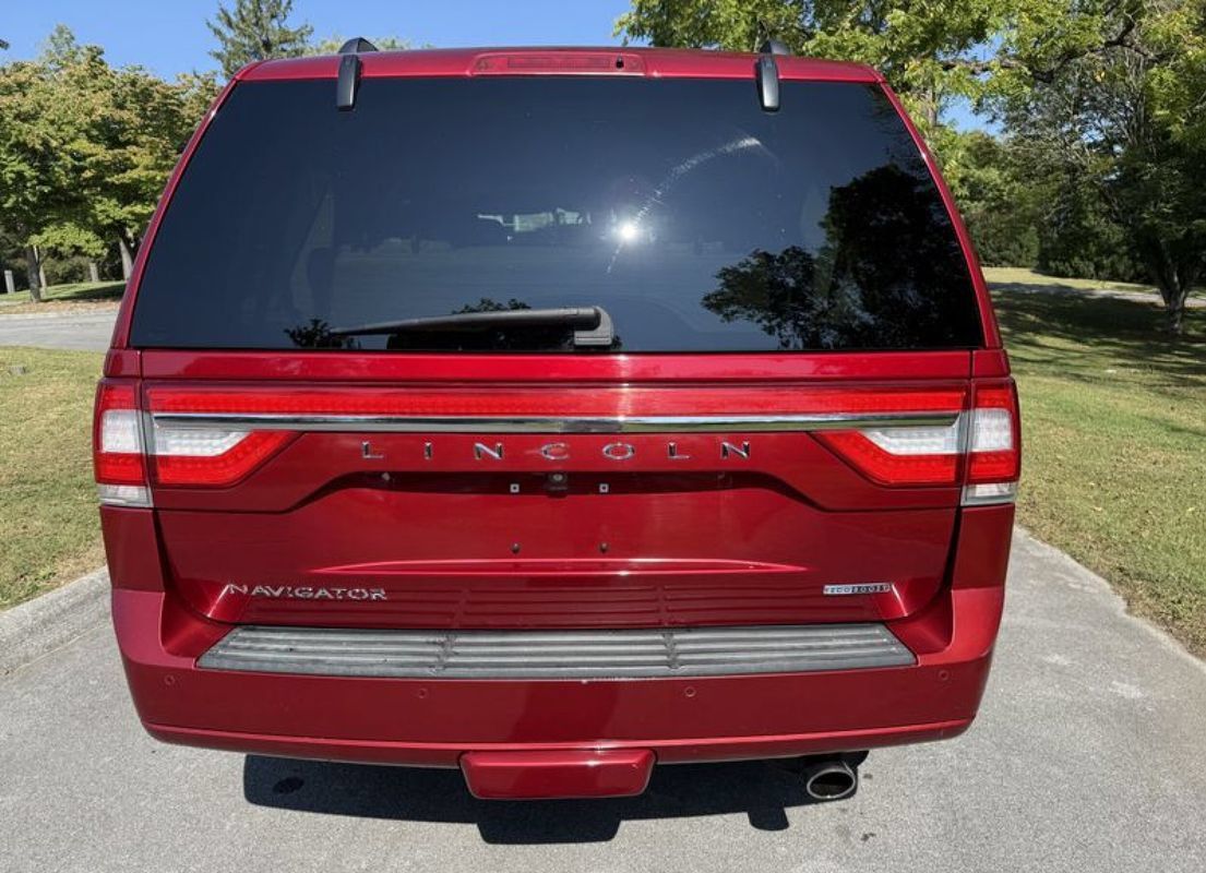 Used 2015 Lincoln Navigator 4WD w/ Equipment Group 101A Reserve image 8