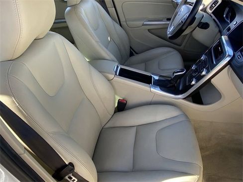 Used 2015 Volvo S60 T5 Premier image 11