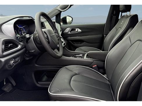 New 2026 Chrysler Pacifica Limited w/ S Appearance Package image 12