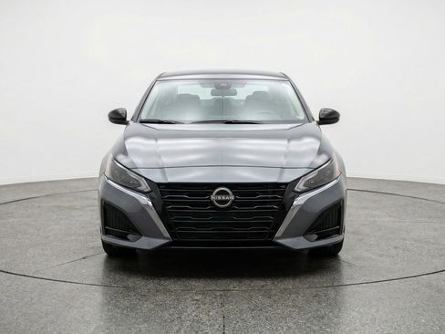 Used 2025 Nissan Altima 2.5 SV FWD image 2