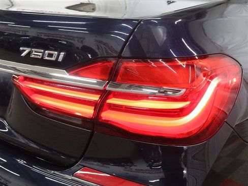 Used 2017 BMW 750i xDrive AWD/4WD image 10