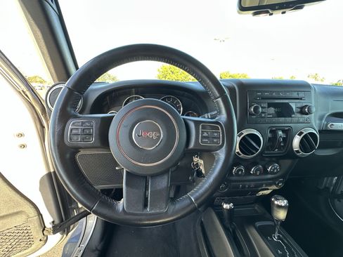 Used 2017 Jeep Wrangler Unlimited Sahara w/ Max Tow Package image 10