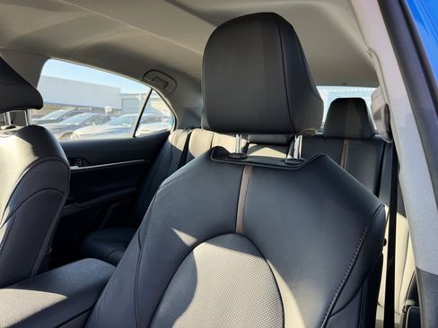 Used 2020 Toyota Camry XLE image 15