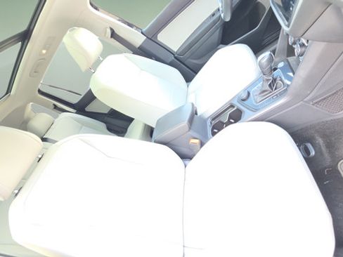 Used 2021 Volkswagen Tiguan SE w/ Panoramic Sunroof Package AWD/4WD image 28