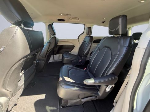 Used 2024 Chrysler Pacifica Touring-L FWD image 17