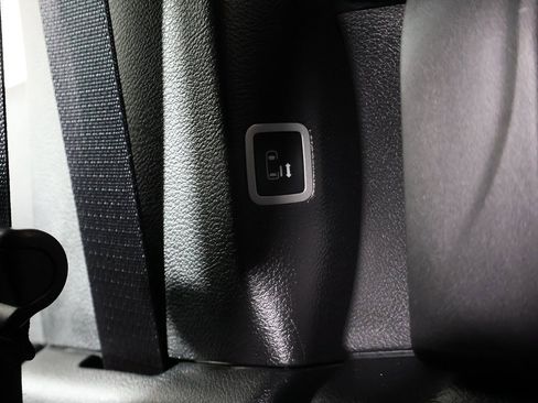 Used 2025 Chrysler Pacifica Select image 48