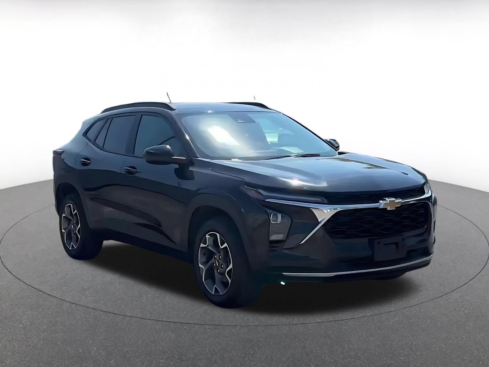 Used 2025 Chevrolet Trax LT w/ LT Convenience Package FWD image 3