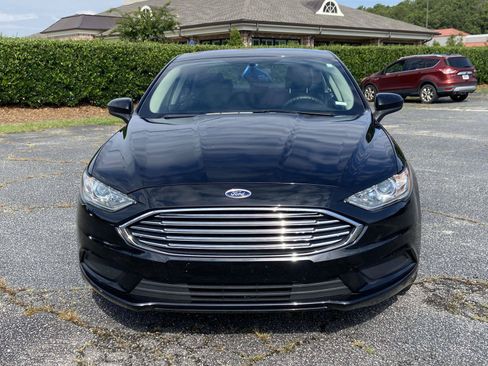 Used 2018 Ford Fusion SE w/ Fusion SE Technology Package FWD image 8